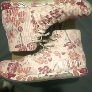 These high top NoBulls great for workouts. Not even a year old. Men’s size 11